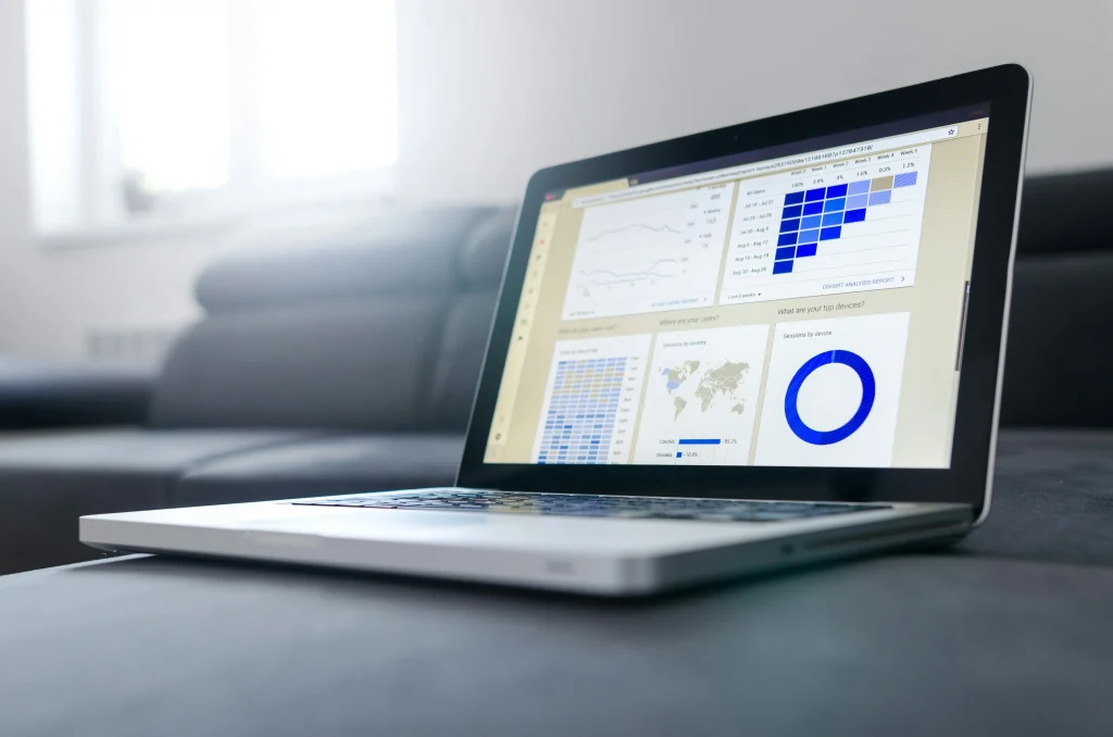 Affiliate marketeer analyseert inkomsten via websiteverkeer