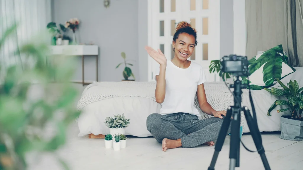 Contentcreator maakt video voor YouTube of sociale media