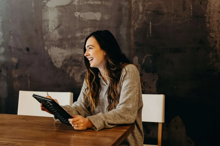 Digitale marketeer werkt aan online marketingprojecten