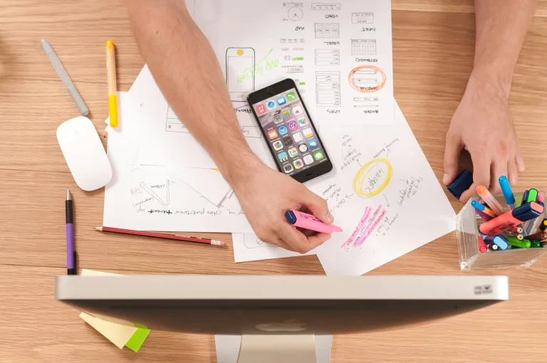 Ondernemer schrijft een businessplan op laptop in moderne werkruimte