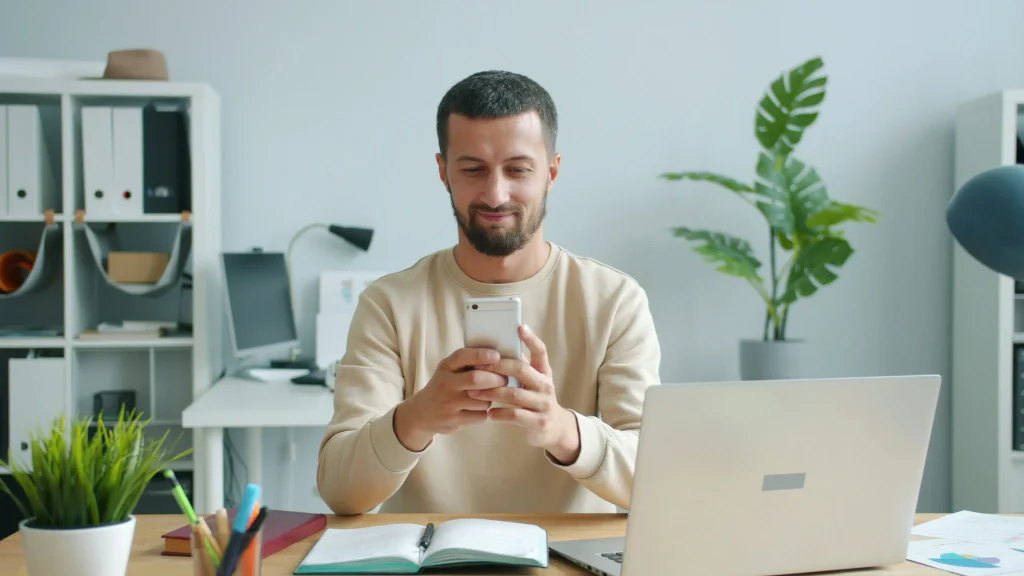 Online ondernemer sluit de dag af na succesvolle groei van zijn activiteit